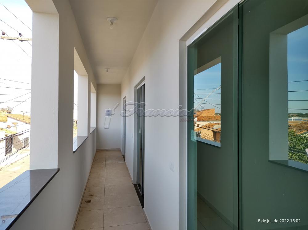 Barracão medindo 220 m².
Casa com 3 dormitório, sala, cozinha e 3 banheiros.
