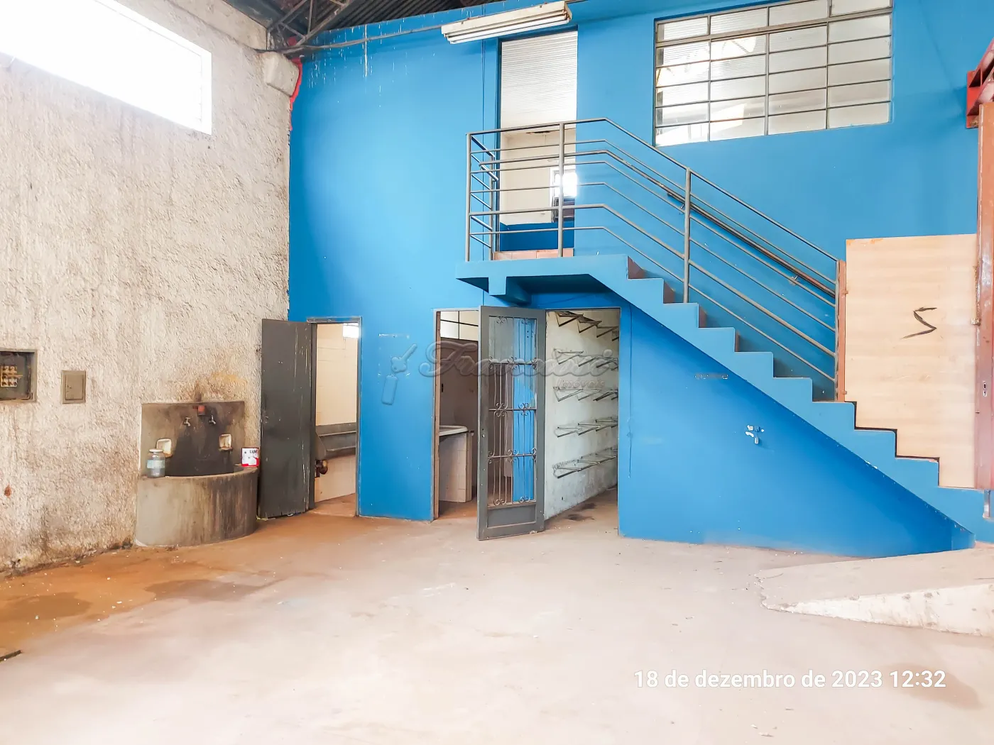 Barracão medindo aproximadamente 560 m², escritório, cozinha e 2 banheiros.