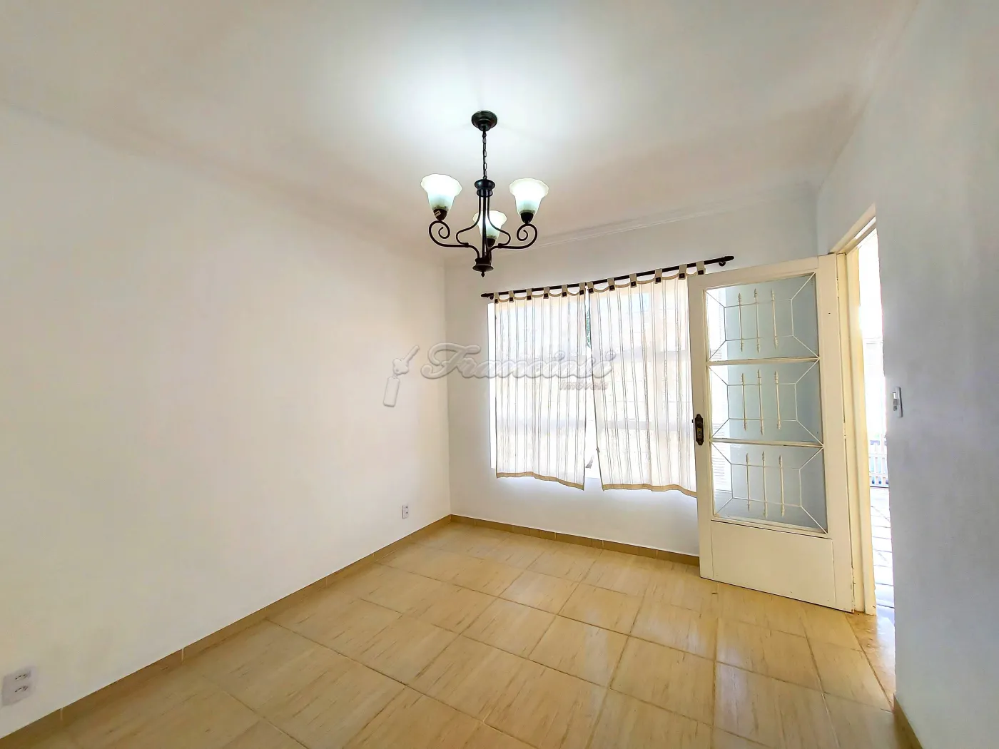 Alugar Casa / Padrão em Itapetininga R$ 1.600,00 - Foto 2