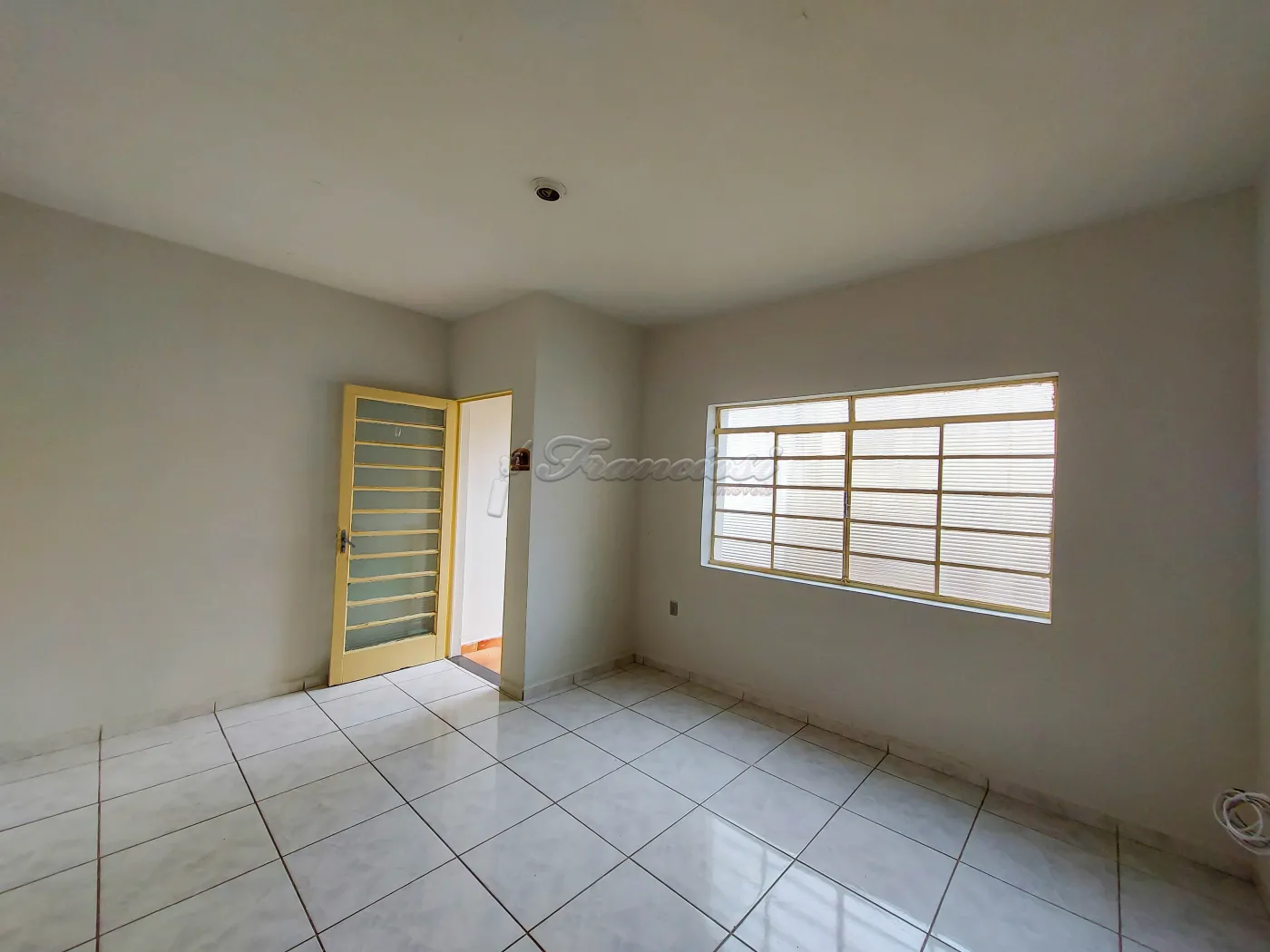 Alugar Casa / Padrão em Itapetininga R$ 790,00 - Foto 2