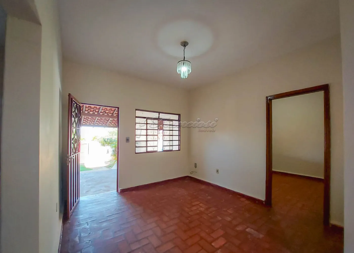Comprar Casa / Padrão em Itapetininga R$ 300.000,00 - Foto 2