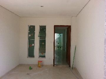Imóvel com 2 Dormitórios, sendo 1 Suíte, 1 Banheiro: no piso superior, 1 Lavabo: no piso inferior, Sala de Estar, Cozinha, Área de Serviço, Quintal: pequeno, 1 Garagem:  coberta. Acabamento: teto laje e piso frio.