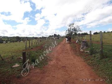 Área com declividade, numa região rodeada por loteamentos urbanos. Infraestrutura no entorno. 
Ideal para desenvolver loteamento residencial.

ÁREA TOTAL: 84.577 M²
