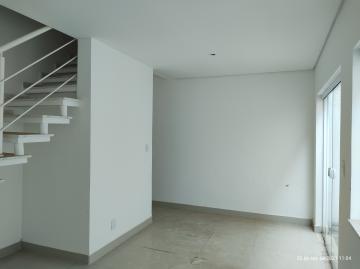 Sobrado em condomínio com 2 Dormitórios sendo 1 suíte, sala de estar, cozinha, 1 banheiro social, sacada, quintal, área de serviço e garagem para 1 carro.
Acabamento: laje, gesso, porcelanato e blindex.
