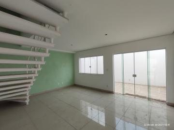 Sobrado em condomínio com 2 Dormitórios sendo 1 suíte, sala de estar, cozinha, 1 banheiro social, sacada, quintal, área de serviço e garagem para 1 carro. 
Acabamento: laje, gesso, porcelanato e blindex.