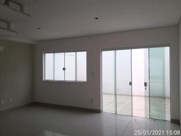 Sobrado com 2 Dormitórios sendo 1 suíte, 1 banheiro social no andar superior, sala de estar, cozinha, área de serviço, quintal pequeno e garagem coberta para 1 carro.
Acabamento: laje e piso frio.