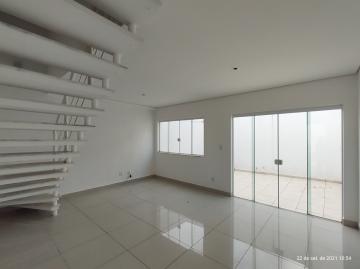 Sobrado em condomínio com 2 Dormitórios sendo 1 suíte, sala de estar, cozinha, 1 banheiro social, sacada, quintal, área de serviço e garagem para 1 carro.
Acabamento: laje, gesso, porcelanato e blindex.