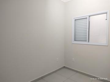 Kitnet com 1 dormitório, sala e cozinha conjugadas e 1 banheiro.
Sem garagem.
Acabamento: laje e piso frio.
