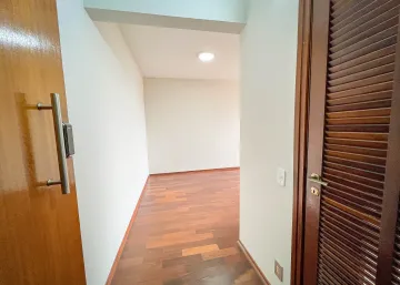 Apartamento com 1 Suíte e 1 dormitório, sala de estar para 2 ambientes, sala de jantar, cozinha grande modulada, 1 banheiro social, despensa, lavanderia com banheiro e vaga para1 carros.
Acabamento: laje e piso frio.

O condomínio oferece: portaria, área de convivência com piscina e academia.

