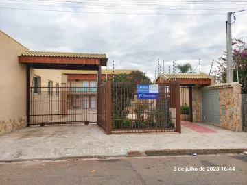 Kitnet medindo aproximadamente 27 m² com cozinha, 1 banheiro com box blindex, área de serviço e vaga para 1 carro numerada com portão automático.
Acabamento: gesso e piso porcelanato.

*Ótima oportunidade! Água e internet inclusa no aluguel e taxa de condomínio isenta.

Opcional:
Com móveis o valor será de R$ 1.200,00.
Equipada com: Fogão, ar condicionado, geladeira, micro-ondas e cama de casal com colchão.