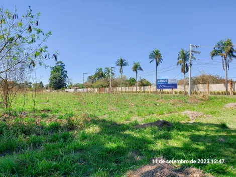 Terreno de esquina medindo 4.086 m².
