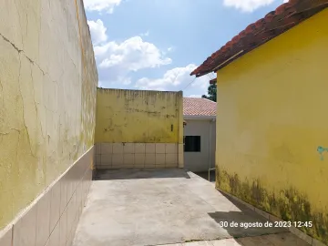 Casa de fundos com 2 dormitórios sendo 1 suíte, sala, cozinha, 1 banheiro social, área de serviço coberta, área com churrasqueira, 1 cômodo externo, quintal, entrada para 3 carros e garagem coberta para 1 carro.
Acabamento: forro PVC e piso frio.