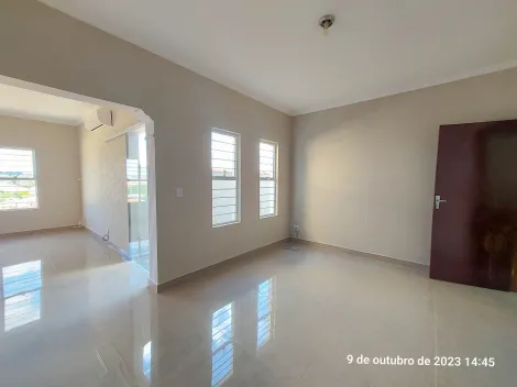 Sobrado com 3 dormitórios sendo 1 suíte com gabinete e box blindex, sala 2 ambientes, copa, cozinha com armários modulados, 1 banheiro social com box blindex e gabinete, lavanderia, área gourmet com churrasqueira, garagem coberta para 1 carro e entrada para vários com portão eletrônico. Ar condicionado na sala e na suíte.
Acabamento: laje e piso frio.