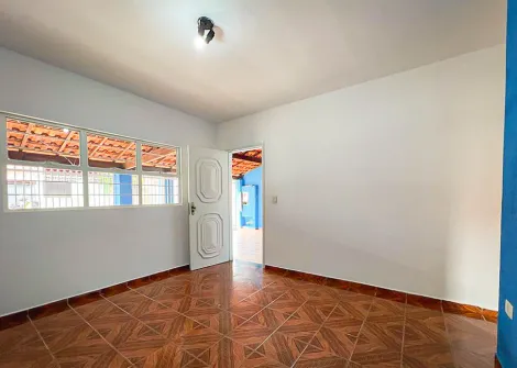 Casa com 3 dormitórios, sala, cozinha, 1 banheiro social, lavanderia coberta, quintal grande e garagem para 2 carros.
Acabamento: laje, forro de pvc, piso frio, cozinha e banheiro azulejados até o teto.