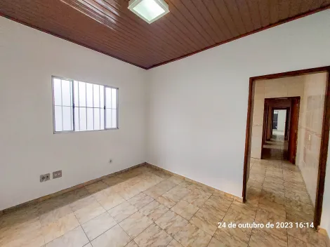 Casa com 3 dormitórios sendo 1 suíte com box acrílico, sala, cozinha com armário planejado, 1 banheiro social, área de serviço coberta, 1 banheiro externo, quintal pequeno e garagem para 2 carros com portão eletrônico.
Acabamento: forro de madeira, forro pvc, telha eternit e piso frio.