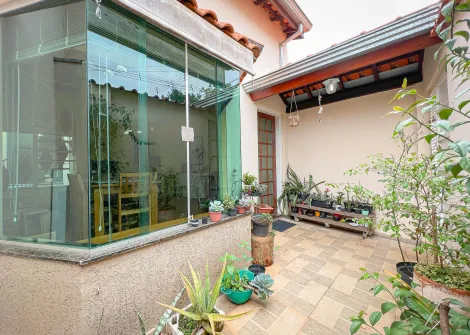Casa com 3 dormitórios, todos com móveis planejados e ventilador de teto, sendo um com varanda, sala de jantar e tv, mezanino, área de luz, cozinha planejada com churrasqueira e ilha com fogão cooktop e coifa, 2 banheiros sociais, no piso inferior 2 lavanderias, porão pequeno e garagem para 2 carros.
Casa com entrada para duas ruas.
Acabamento: laje, piso frio e laminado.