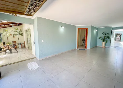 Casa com 3 dormitórios sendo 1 suíte, sala, cozinha, 1 banheiro social, escritório, edícula com suíte, área gourmet, garagem para 2 carros com portão automático. Com armários planejados.
Acabamento: laje e piso frio.
