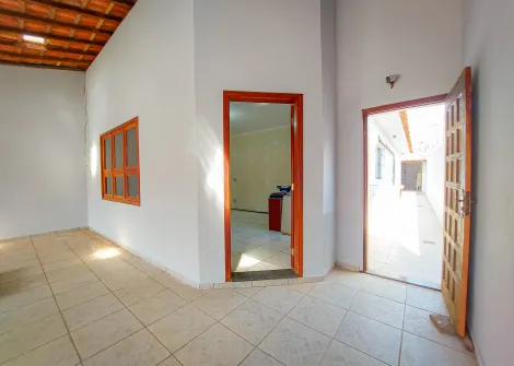Casa com 2 dormitórios sendo 1 suíte, sala, cozinha, 1 banheiro social, lavanderia, garagem para 2 carros.
Edícula com 1 dormitório, 1 banheiro, varanda e churrasqueira.
