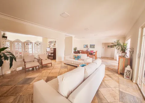 Casa com 3 dormitórios sendo 1 suíte com closet, 1 banheiro social, hall de entrada, sala de estar, sala de jantar, área de luz, 1 lavabo, escritório, cozinha, despensa, área gourmet com churrasqueira, piscina e garagem para 2 carros com portão eletrônico e cerca elétrica.
Acabamento: laje, porcelanato e pedra.