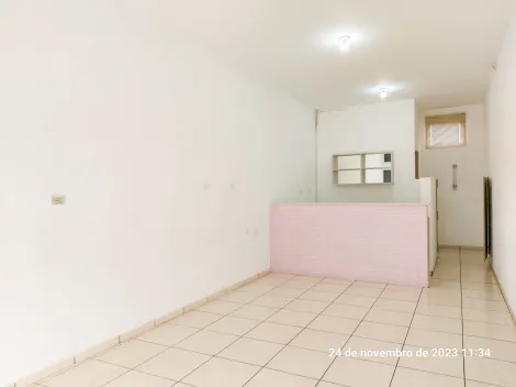 Salão comercial medindo aproximadamente 33 m² com 1 banheiro.