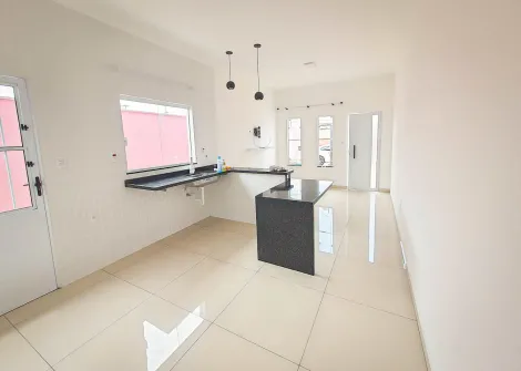 Casa com 2 dormitórios, sala e cozinha integradas, 1 banheiro social, área gourmet com churrasqueira e garagem para 2 carros.
Acabamento: gesso e porcelanato.
