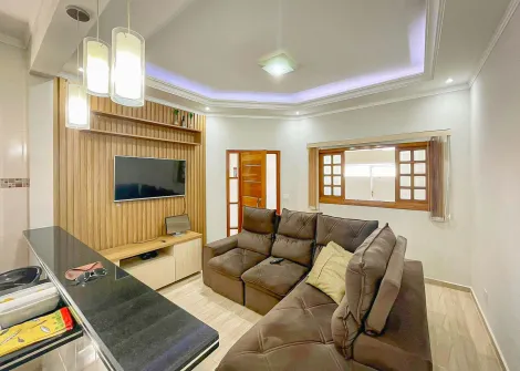 Casa com 2 dormitórios sendo 1 suíte, sala, cozinha planejada, 1 banheiro social, garagem para 2 carros.
Acabamento: laje, gesso e piso frio.