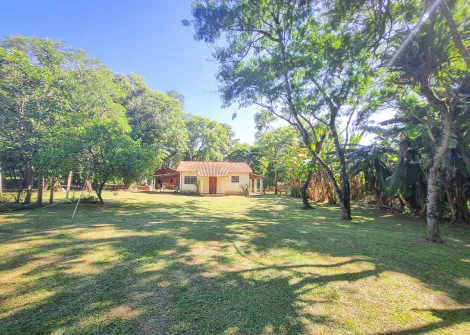 Área total de 4 Alqueires.
Com aproximadamente 9 hectares.
Distância do asfalto 4,5 km.
Casa sede ampla, com varanda, 3 Suítes, sala, cozinha, 1 banheiro, lavanderia e garagem para carros.
Área de lazer: piscina, churrasqueira com cozinha, vestiário com banheiro.
Toda área da casa e lazer possui iluminação especial instada.
Casa caseiro com 3 dormitórios, sala, cozinha, 1 banheiro e lavanderia.
Edícula com lavanderia, depósito geral, canil, garagem para trator, galinheiro desativado, pocilga e 2 poços caipira.
Uma das divisas é com o Rio Itapetininga, são 400 metros de beira de rio.