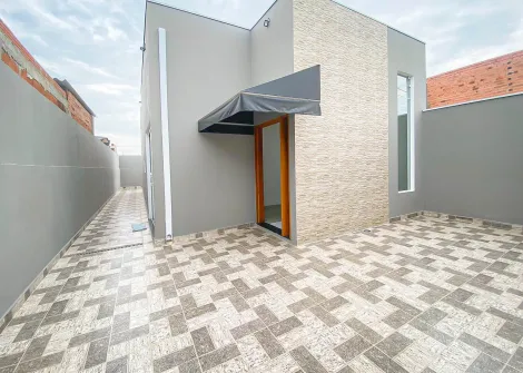 Casa com 3 dormitórios sendo 1 suíte, sala, cozinha e 1 banheiro social.
