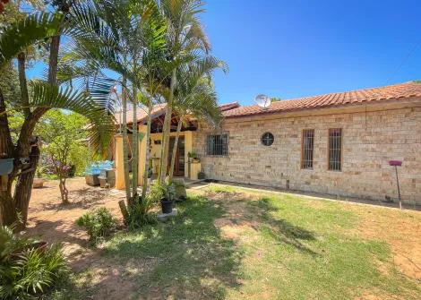 Chácara medindo aproximadamente 2.000 m².
Casa com 3 dormitórios, sala, cozinha, cozinha, 2 banheiros sociais, área gourmet, piscina, pomar, garagem para carros.
Acabamento: forro pvc e piso frio.
