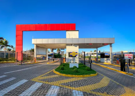 Casa em condomínio com 3 Suíte sendo uma com closet, sala 2 ambientes, cozinha, área gourmet com churrasqueira e 1 banheiro, piscina com cascata, garagem para 2 carros.
Acabamento: porcelanato e esquadrias de alumínio.
