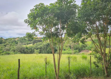 Terreno medindo 2.000 m², todo fechado com cerca.