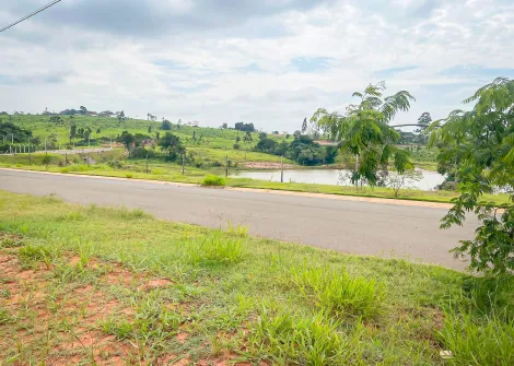Lote medindo 152,27 m².
Em frente a lagoa, com projeto aprovado para sobrado com piscina.
Projeto arquitetônico, estrutural, elétrico e hidráulicos prontos para execução.
Terraplanagem e sondagem já feitas.