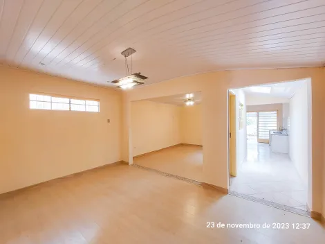 Casa com 1 dormitório, sala de estar, sala de jantar, cozinha, 1 banheiro social com box acrílico, área de serviço coberta, quintal grande e garagem coberta para 1 carro.
Acabamento: forro pvc e piso frio.