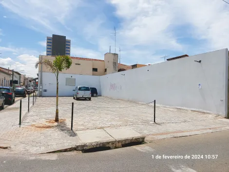 Terreno comercial em ótima localização, medindo aproximadamente 300,00 m².
Ideal para estacionamento, food truck ou container.
Aceita ouvir propostas!