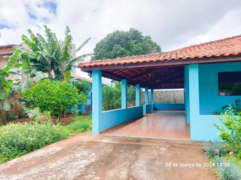 Casa avarandada com 2 dormitórios, sala, cozinha, 1 banheiro social, 1 cômodo externo, área de serviço, área gourmet com churrasqueira, garagem coberta para 3 carros sendo 1 descoberta.
Acabamento: forro e piso frio.